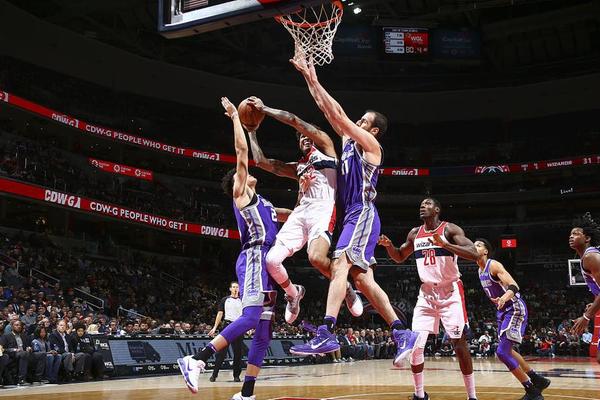 足协杯赛前举办垫场赛，张凌峰等四名成年球员对阵五十名小球员（足协杯赛前上演垫场表演赛：张凌峰领衔四名成年球员对阵50名小球员）