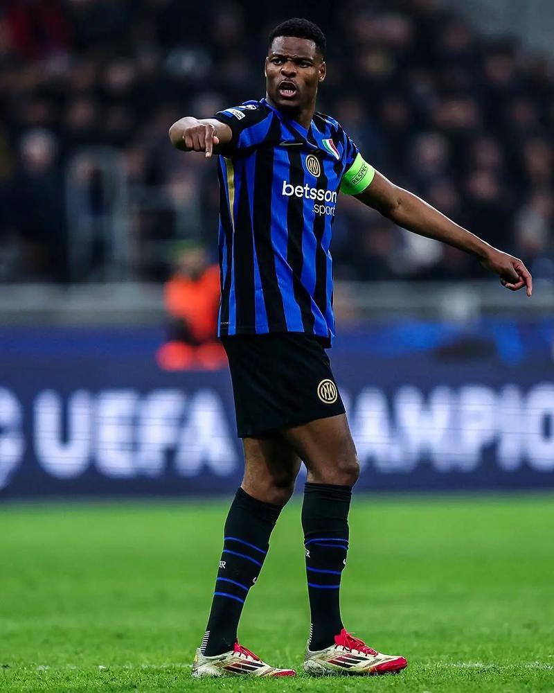 斯图加特0-0霍芬海姆，两队各拿一分（斯图加特与霍芬海姆互交白卷，双方各取一分）