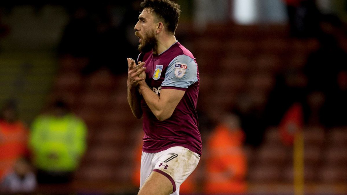 维尼修斯和阿森纳U16球员合影，2米法国门将抢镜（维尼修斯与阿森纳U16合影，2米法国门将抢尽风头）