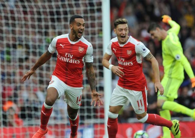 球星突破防线送出助攻（球星强突防线奉献助攻）