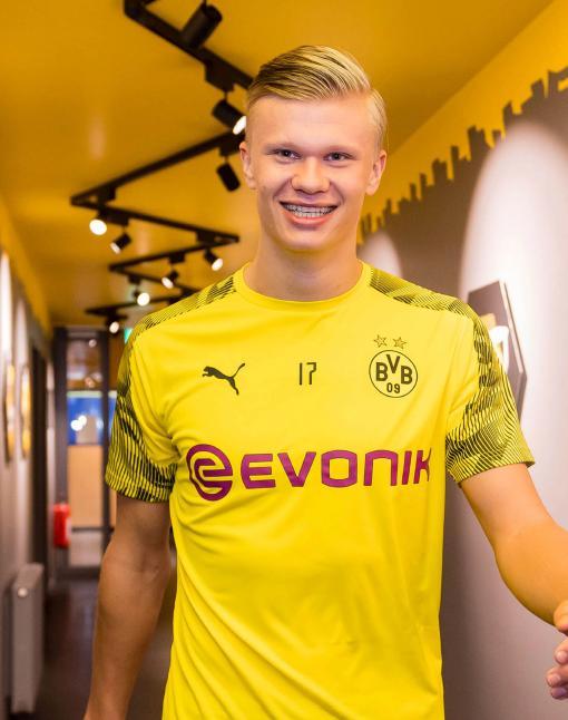 联合国难民署75周年慈善之夜在沪举行，杨扬陈露等体坛明星助阵