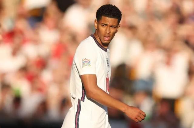 足球训练如何科学安排？（足球训练的科学规划指南）