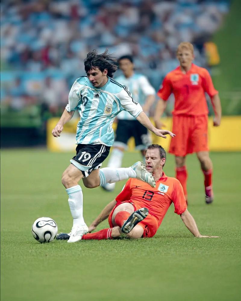 申花客战津门虎：双方均四外援出战，李可首发，阿代米替补（申花客场对阵津门虎：两队各派四外援，李可先发，阿代米替补）