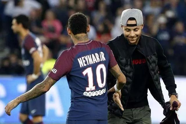 贝尔：最喜欢进球是欧冠决赛倒钩；我当评论员不是为了上头条（贝尔直言最难忘进球是欧冠决赛倒钩：当评论员并非为博头条）